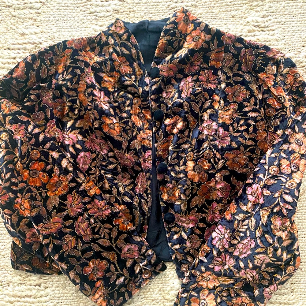 SOLD ON DEPOP Vintage velvet crop floral jacket